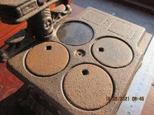BRILLIANT!!! MINIATURE `QUEEN? CAST IRON STOVE