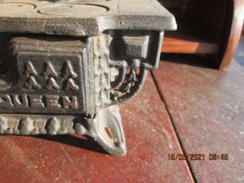 BRILLIANT!!! MINIATURE `QUEEN? CAST IRON STOVE