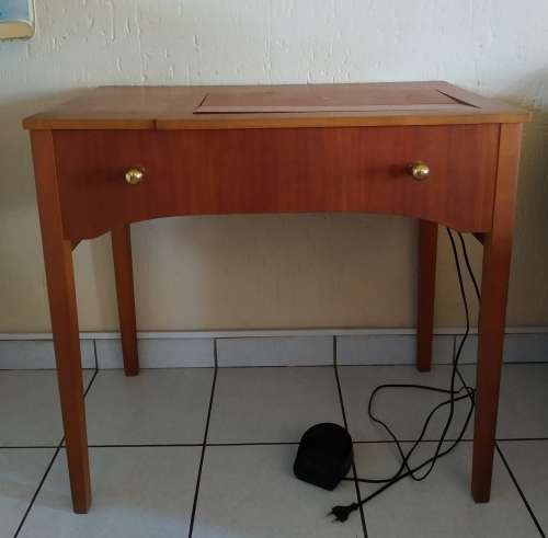 Sewing table, sewing machine and overlocker