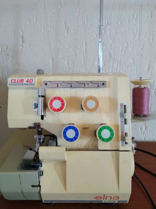 Sewing table, sewing machine and overlocker