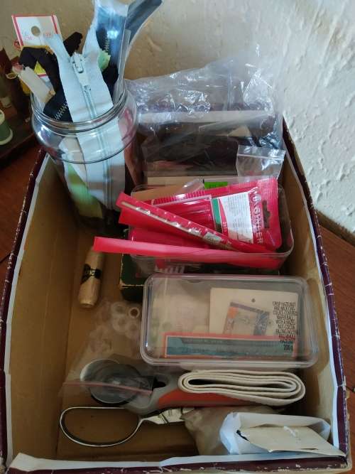 Sewing table, sewing machine and overlocker