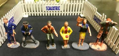VINTAGE SCALEXTRIC MM/F301 SPECTATORS TRACK FIGURES SET
