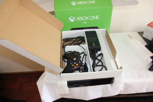 XBOX ONE CONSOLE 1 TB WITH ONE CONTROL AND ONE GAME IN BOX