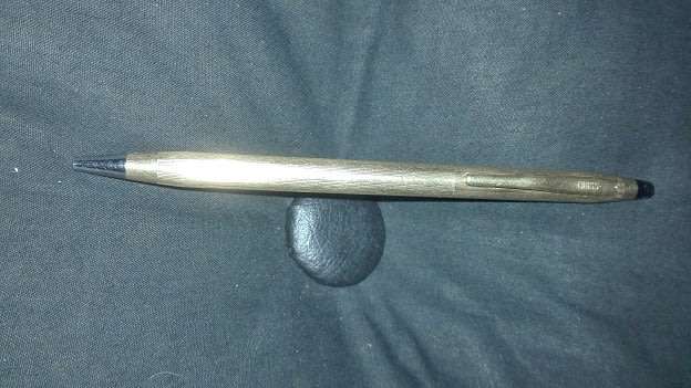 CROSS PEN REQUIRES REFILL