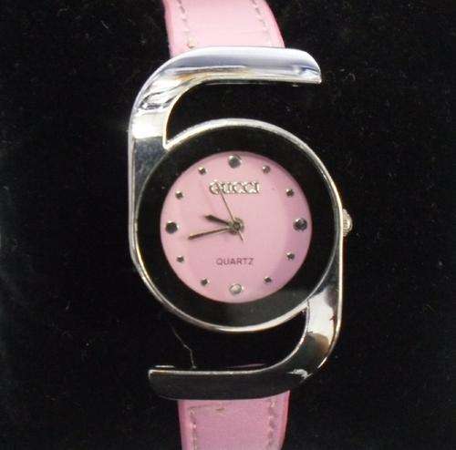 GUCCI WATCH IN A GIFT BOX - IDEAL FOR XMAS GIFTS
