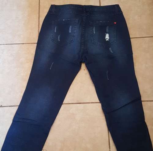 Ladies 3/4 freyd Navy Jeans. Size: 48