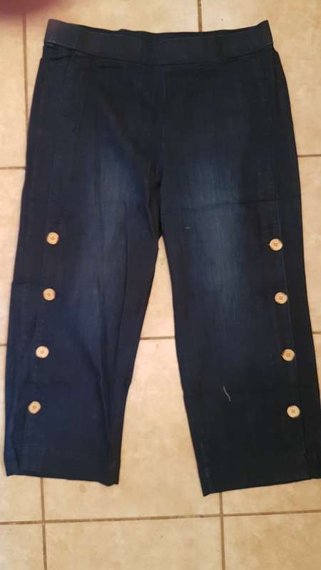 Ladies 3/4 jean. Size Large