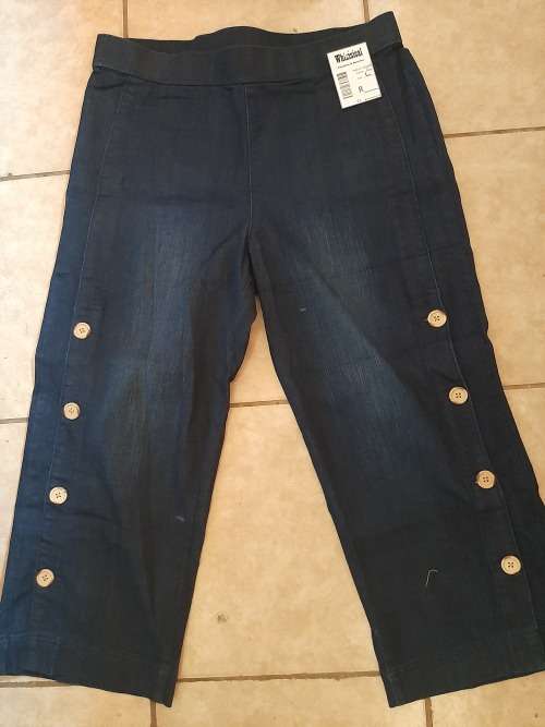 Ladies 3/4 jean. Size Large