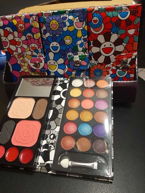 Eyeshadow Wallet ****HUGE BARGAIN!!!!