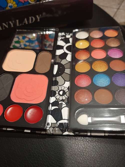 Eyeshadow Wallet ****HUGE BARGAIN!!!!