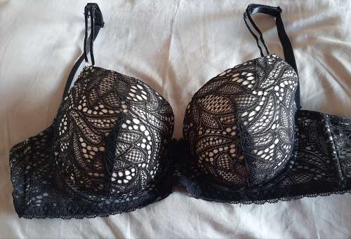 Gorgeous padded lace bra - Size 36D