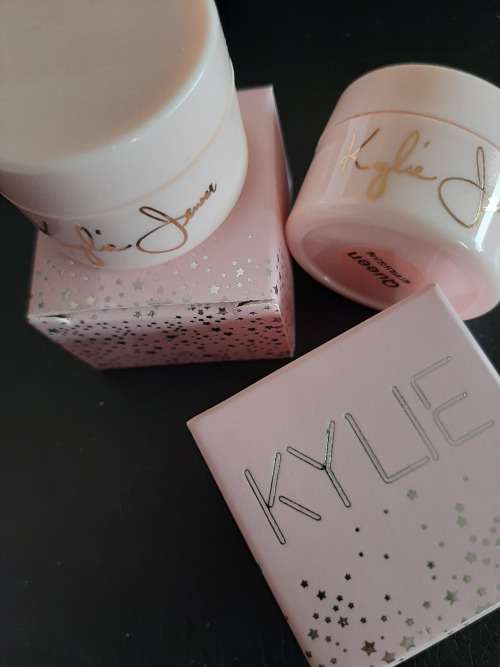 KYLIE HIGHLIGHT POWDER - Available in 2 colours