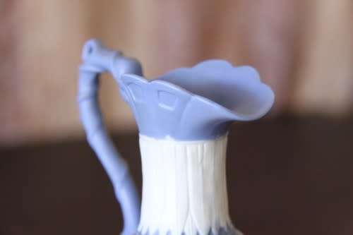 A PAIR OF WONDERFUL HANDMADE WEDGWOOD JASPER REPLICA AMPHORA BY BALBOA IN AMAZING CONDITION