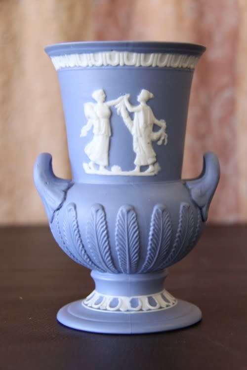 A PAIR OF WONDERFUL HANDMADE WEDGWOOD JASPER REPLICA AMPHORA BY BALBOA IN AMAZING CONDITION
