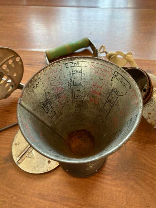 Assorted Vinatge Kitchenalia