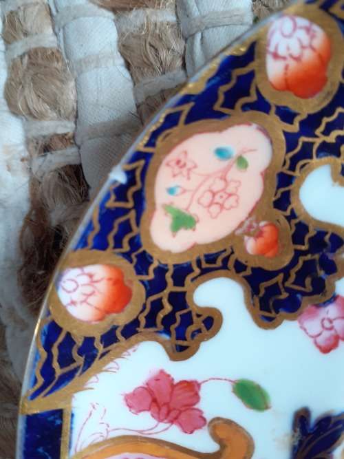 A beautiful pair of asian pattern hand painted gold Edge hand-painted saucers - Buy now for Greg8