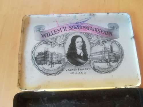 Vintage Decorated Willem II cigar tin (Made in Holland)