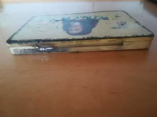 Vintage Decorated Willem II cigar tin (Made in Holland)