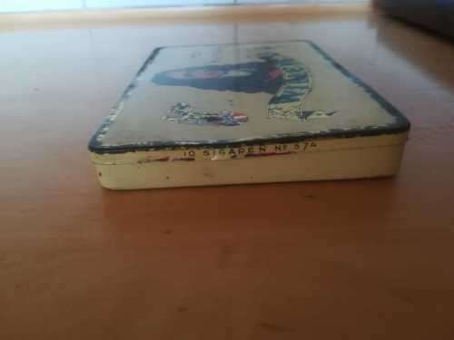 Vintage Decorated Willem II cigar tin (Made in Holland)