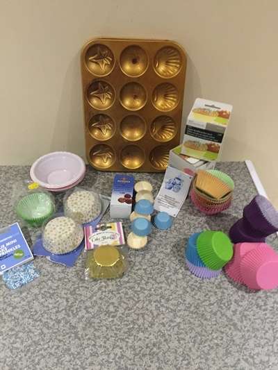 BULKLOAD, Vintage cupcake tray with over 100 various cupcake baking papers/holders