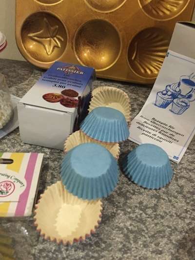 BULKLOAD, Vintage cupcake tray with over 100 various cupcake baking papers/holders