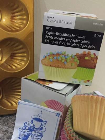 BULKLOAD, Vintage cupcake tray with over 100 various cupcake baking papers/holders