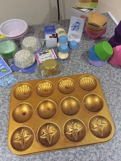 BULKLOAD, Vintage cupcake tray with over 100 various cupcake baking papers/holders
