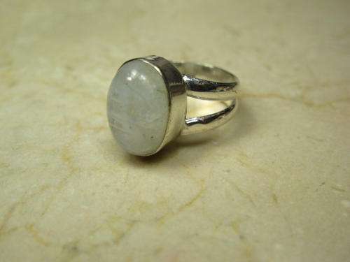 LOVELY MOONSTONE RING IN 925 STERLING SILVER