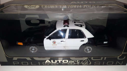 **RARE** AutoART 72701 - Ford Crown Victoria Police LAPD 1/18 - MINT