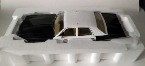 **RARE** Greenlight Artisan - `The Terminator` 1977 Dodge Monaco Metro Police with T-800 Figure 1/18