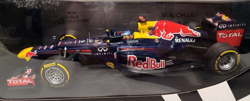 **USED** 1/18 Minichamps Red Bull Racing Renault RB8 Sebastian Vettel 2012 #1 (wrong box)