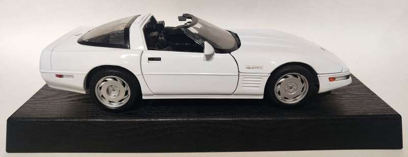 **Pre-Loved/Boxed** 1/18 Maisto Special Edition Corvette ZR-1 1992 - White