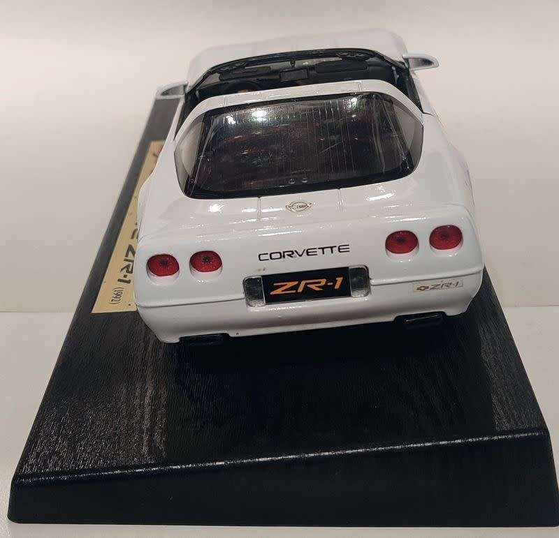 **Pre-Loved/Boxed** 1/18 Maisto Special Edition Corvette ZR-1 1992 - White