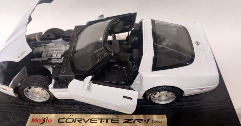 **Pre-Loved/Boxed** 1/18 Maisto Special Edition Corvette ZR-1 1992 - White