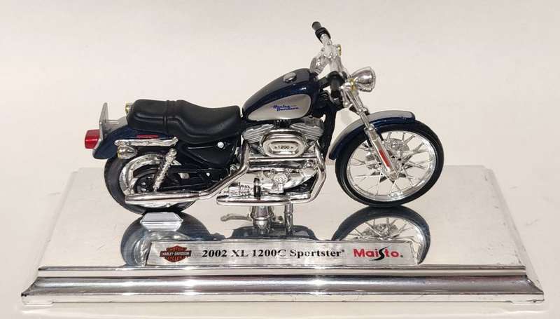 **Pre-Loved/With Baseplate/No Box** 1/18 Maisto Harley Davidson 2002 XL 1200C Sportster - Blue
