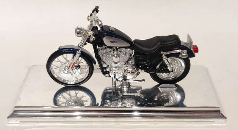 **Pre-Loved/With Baseplate/No Box** 1/18 Maisto Harley Davidson 2002 XL 1200C Sportster - Blue