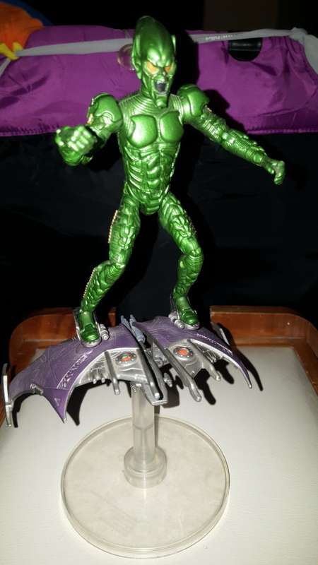 GREEN GOBLIN WITH PUMPKIN BOB GLIDER SPIDERMAN MOVIE 2002 ACTION FIGURE