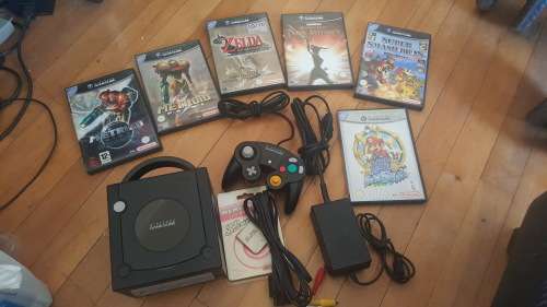 NINTENDO GAMECUBE CONSOLE WITH CLASSIC GAME BUNDLE
