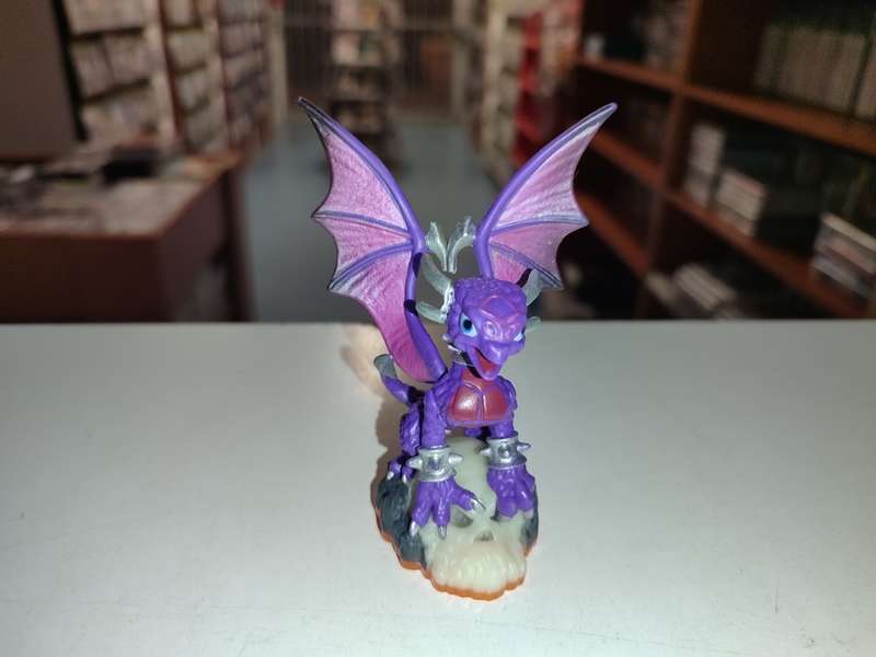 Cynder Skylanders Giants figure