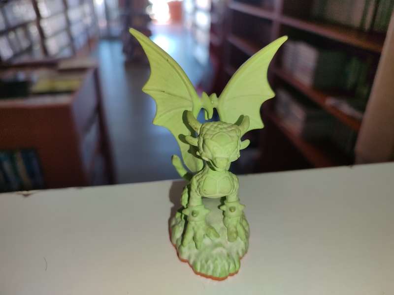 Cynder Glow in the Dark Skylanders Giants