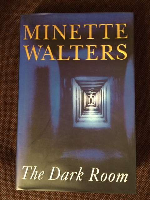 THE DARK ROOM - MINETTE WALTERS - BOOKS