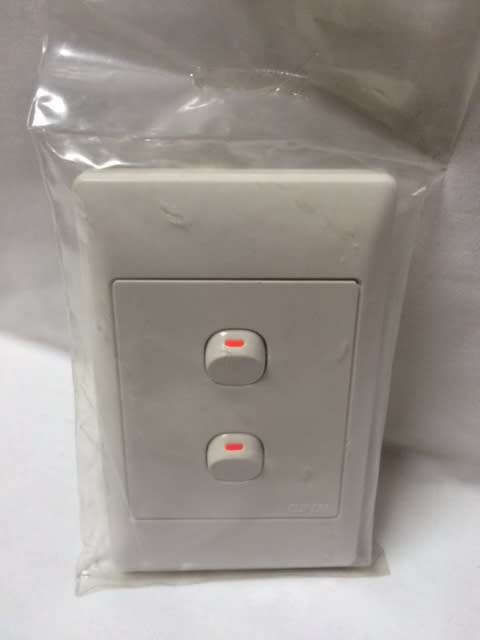 LIGHT SWITCH - CLIPSAL - S2000 - 2 LEVER SWITCH 4X2