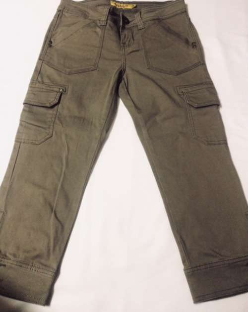 CAPRI SHORTS - KNEE LENGTH - SIZE 32 (8) - LADIES - SHORTS - CLOTHING