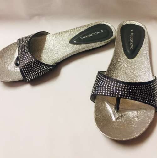 SANDALS - FLIP FLOPS - SILVER - SIZE 4 - WOMEN - SHOES - LADIES