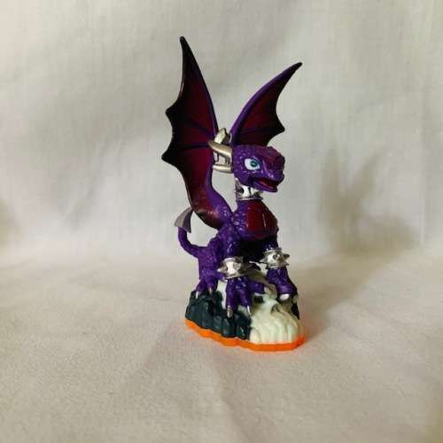 SKYLANDER FIGURINE - GAMING - GAMES - ACCESSORIES
