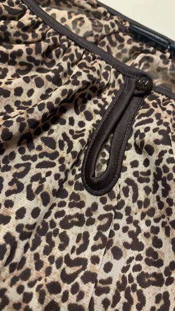 TOP - ANIMAL PRINT - SIZE 32 - LADIES - COLD SHOULDER SLEEVE - 3/4 SLEEVE