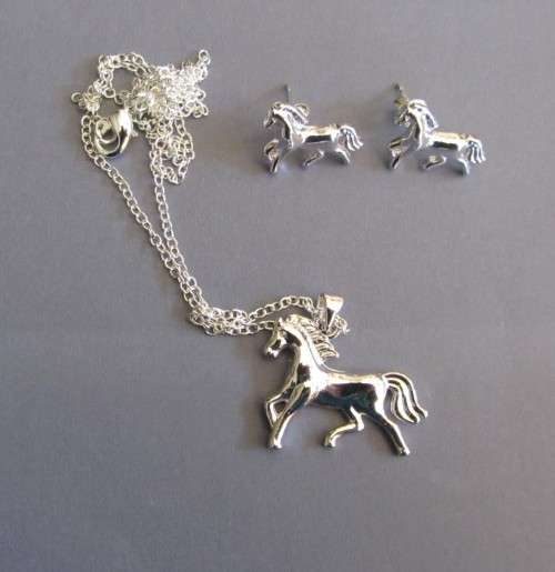 Necklace and earring set