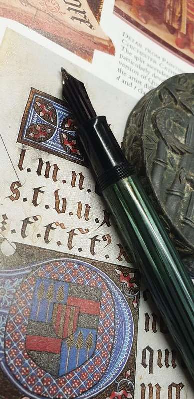 VINTAGE PELIKAN 400 FOUNTAIN PEN. 14CT GOLD NIB
