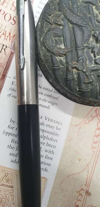 VINTAGE BLACK PARKER 21 FOUNTAIN PEN