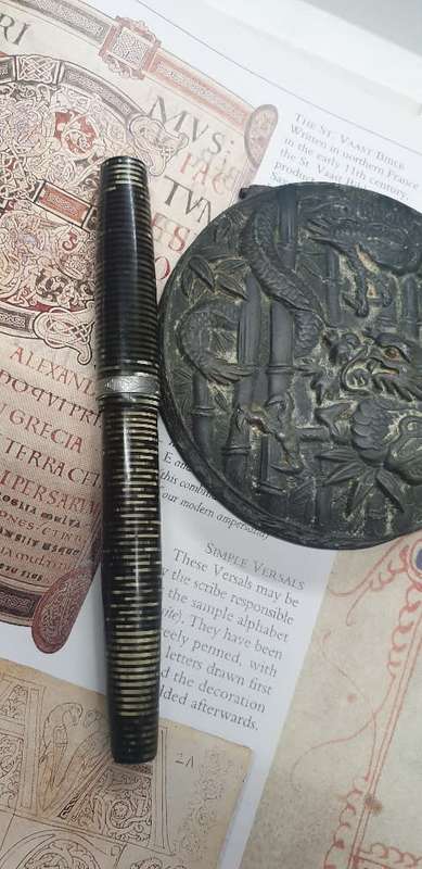 VINTAGE PARKER VACUMATIC FOUNTAIN PEN 14CT GOLD NIB. ( MISSING CLIP AND BOTH FINIALS )